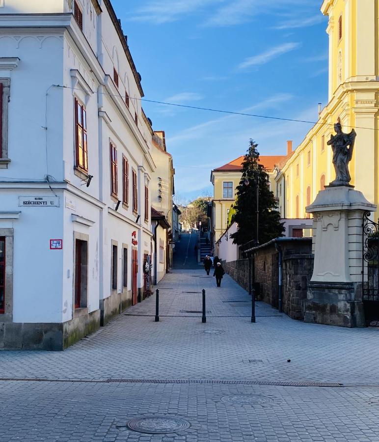Uránia Apartmanház Eger Esterno foto