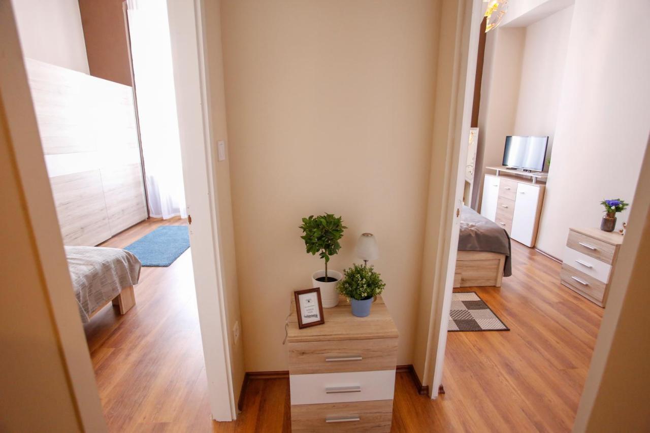 Uránia Apartmanház Eger Esterno foto