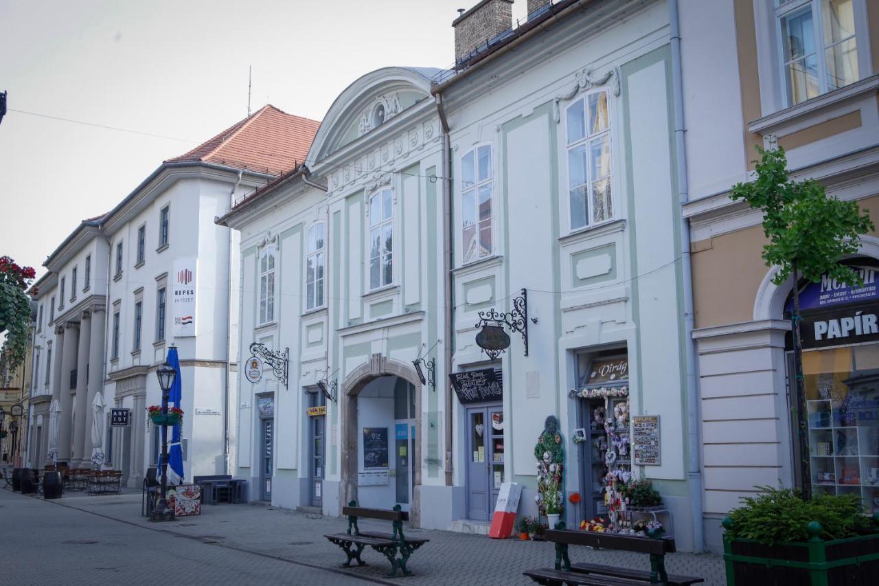 Uránia Apartmanház Eger Esterno foto