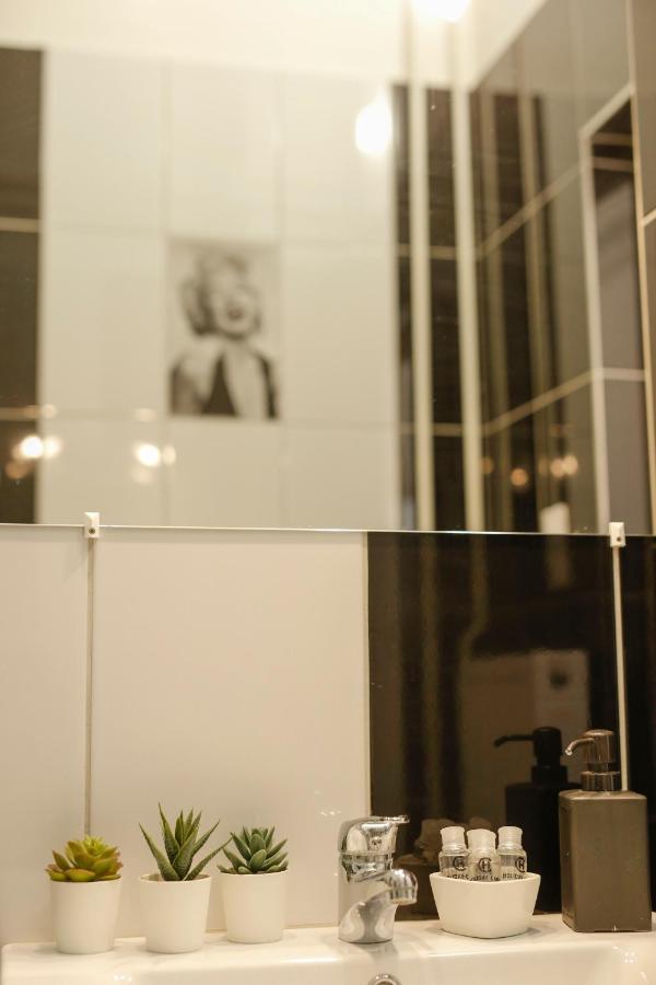 Uránia Apartmanház Eger Esterno foto