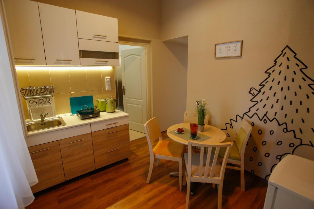 Uránia Apartmanház Eger Esterno foto