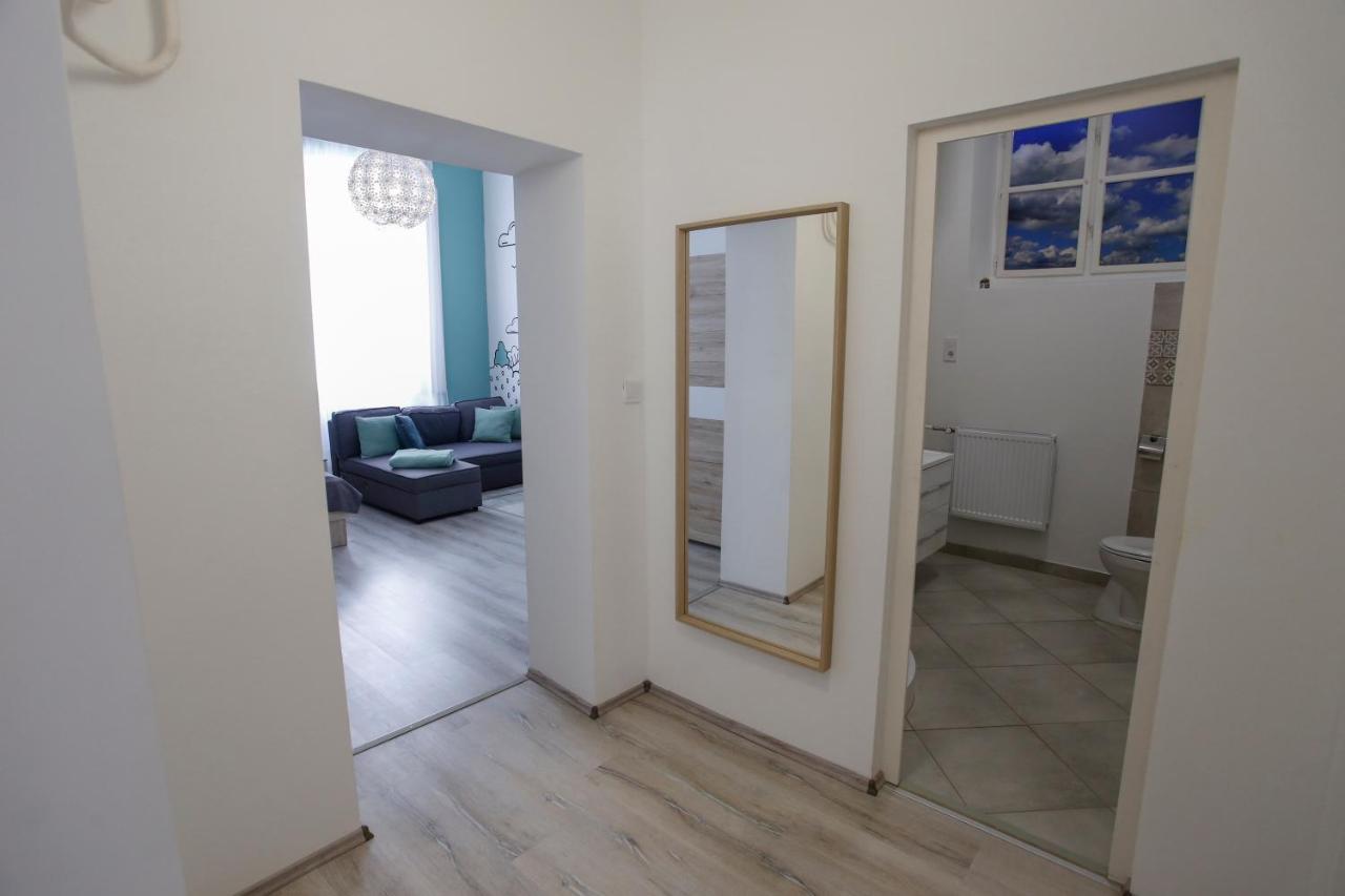 Uránia Apartmanház Eger Esterno foto