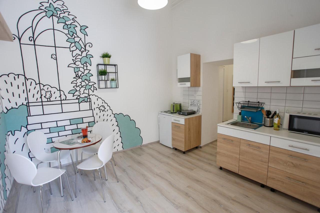 Uránia Apartmanház Eger Esterno foto