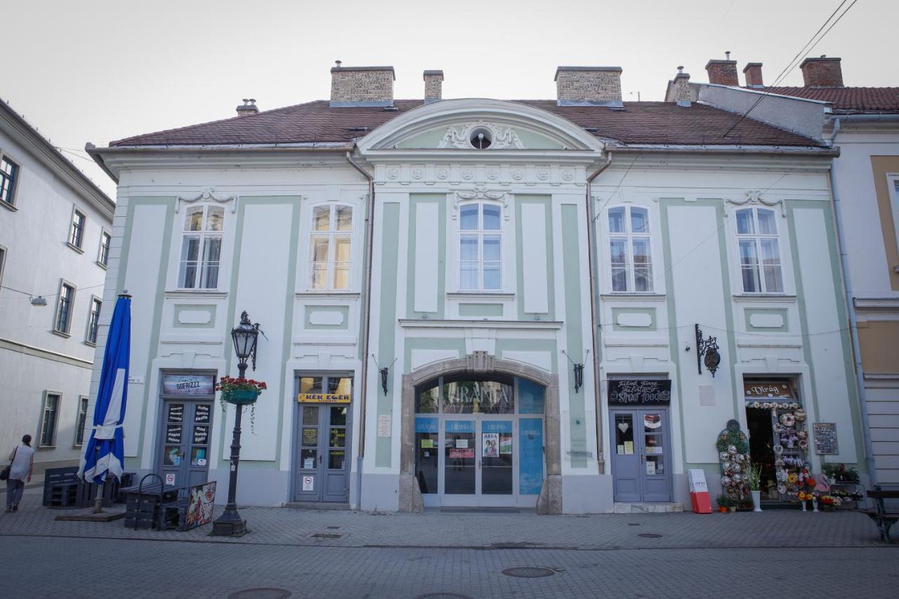 Uránia Apartmanház Eger Esterno foto